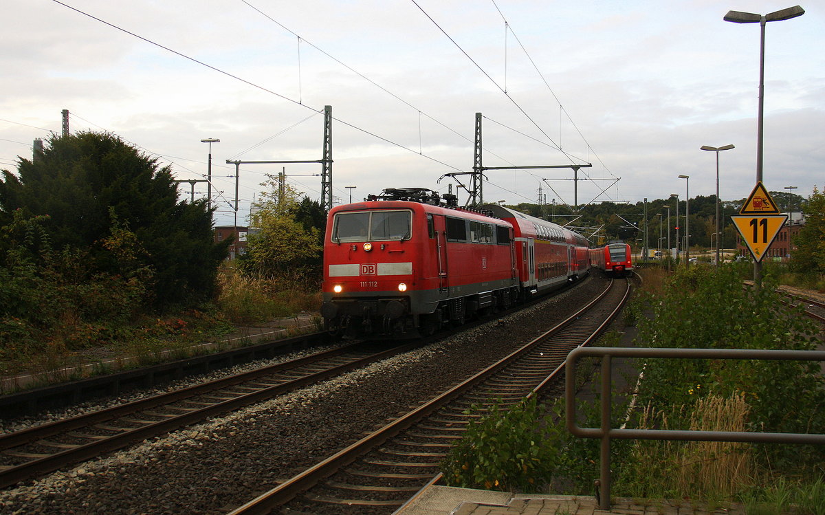 111 112 DB kommt mit dem RE4 Verstärkerzug von Düsseldorf-Hbf nach Aachen-Hbf  und kommt aus Richtung Neuss-Hbf,Mönchengladbach-Hbf,Rheydt-Hbf,Wickrath,Beckrath,Herrath,Erkelenz,Baal,Hückelhoven-Baal,Brachelen,Lindern,Süggerrath,Geilenkirchen,Frelenberg,Zweibrüggen,Übach-Palenberg,Rimburg,Finkenrath,Hofstadt und fährt in Herzogenrath ein und hält in Herzogenrath und fährt dann weiter in Richtung Kohlscheid,Richterich,Laurensberg,Aachen-West,Aachen-Schanz,Aachen-Hbf. Aufgenommen am Bahnhof von Herzogenrath. 
Am Nachmittag vom 13.10.2016.