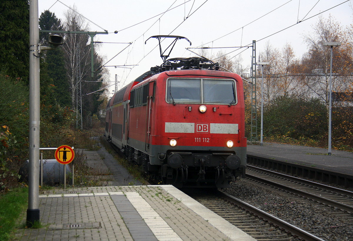 111 112 DB kommt mit dem RE4 von Dortmund-HBf nach Aachen-Hbf und kommt aus Richtung Neuss-Hbf,Mönchengladbach-Hbf,Rheydt-Hbf,Wickrath,Beckrath,Herrath und fährt in Erkelenz ein und fährt dann weiter in Richtung Baal,Hückelhoven-Baal,Brachelen,Lindern,Süggerrath,Geilenkirchen,Frelenberg,Zweibrüggen,Übach-Palenberg,Rimburg,Finkenrath,Hofstadt,Herzogenrath, Kohlscheid,Richterich,Laurensberg,Aachen-West,Aachen-Schanz,Aachen-Hbf. Aufgenommen vom Bahnsteig 1 in Erkelenz. Bei Wolken am Kalten Mittag vom 26.11.2016.