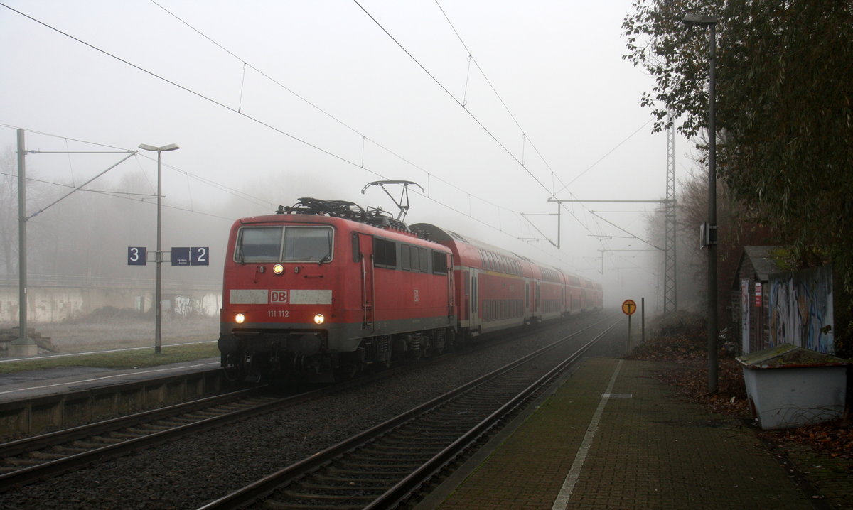 111 112 DB kommt mit dem RE4 von Dortmund-HBf nach Aachen-Hbf und kommt aus Richtung Neuss-Hbf,Mönchengladbach-Hbf,Rheydt-Hbf,Wickrath,Beckrath,Herrath,Erkelenz,Baal,Hückelhoven-Baal,Brachelen und fährt in Lindern ein und fährt dann weiter in Richtung Süggerrath,Geilenkirchen,Frelenberg,Zweibrüggen,Übach-Palenberg,Rimburg,Finkenrath,Hofstadt,Herzogenrath, Kohlscheid,Richterich,Laurensberg,Aachen-West,Aachen-Schanz,Aachen-Hbf. 
Aufgenommen vom Bahnsteig 2 in Lindern.
Bei Nebl am Kalten Mittag vom 3.12.2016.