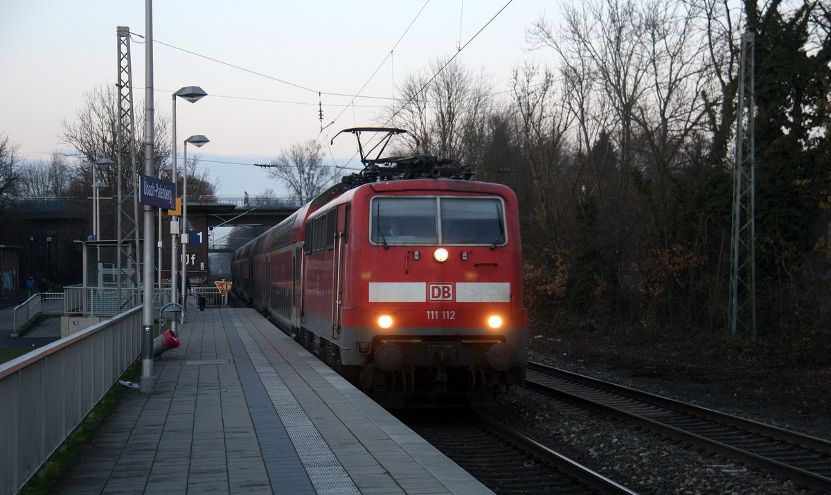 111 112 DB kommt mit dem RE4 von Dortmund-HBf nach Aachen-Hbf und kommt aus Richtung Rheydt,Wickrath,Beckrath,Herrath,Erkelenz,Baal,Hückelhoven-Baal,Brachelen,,Lindern,Süggerrath,Geilenkirchen,Frelenberg,Zweibrüggen und hilt in Übach-Palenberg und fährt in Richtung Rimburg,Finkenrath,Hofstadt,Herzogenrath, Kohlscheid,Richterich,Laurensberg,Aachen-West,Aachen-Schanz,Aachen-Hbf. 
Aufgenommen vom Bahnsteig 1 in Übach-Palenberg.
In der Abendstimmung am Abend vom 14.12.2016.