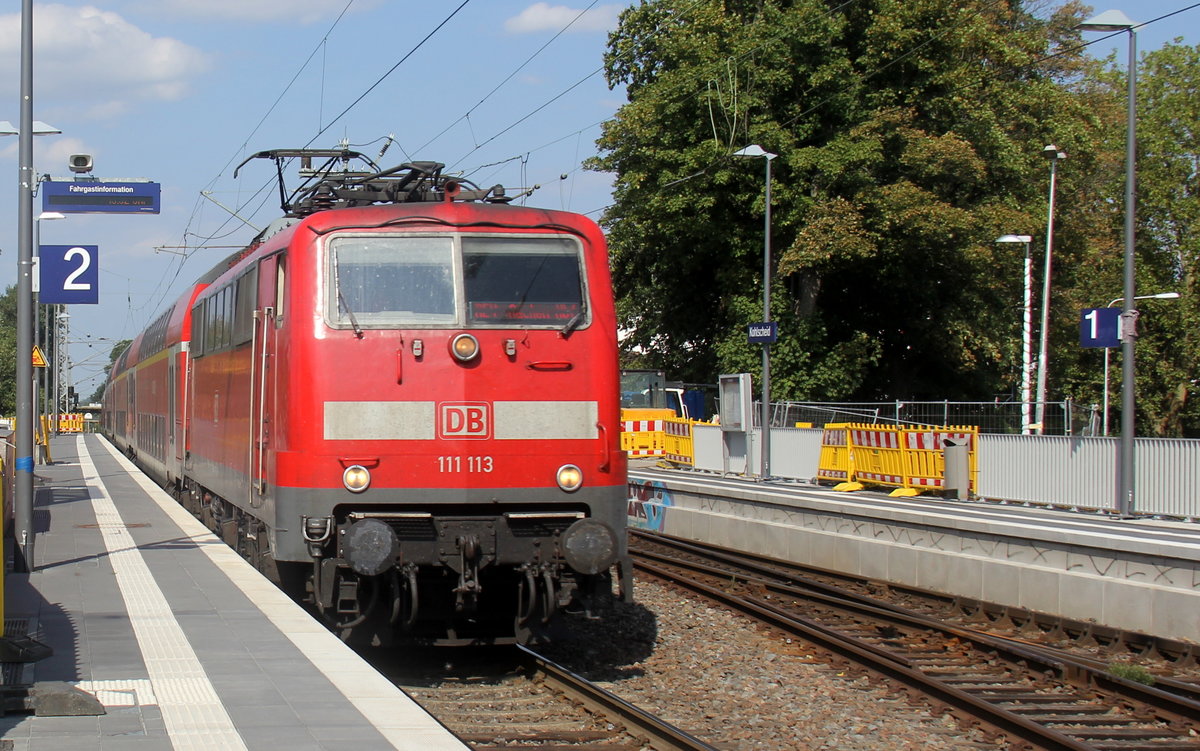 111 113 DB kommt die Kohlscheider-Rampe hoch aus Richtung Neuss,Herzogenrath mit dem RE4 aus Dortmund-Hbf nach Aachen-Hbf und fährt durch Kohlscheid in Richtung Richterich,Laurensberg,Aachen-West,Aachen-Schanz,Aachen-Hbf. 
Aufgenommen vom Bahnsteig 2  in Kohlscheid.
Bei Sommerwetter am Nachmittag vom 31.8.2019.