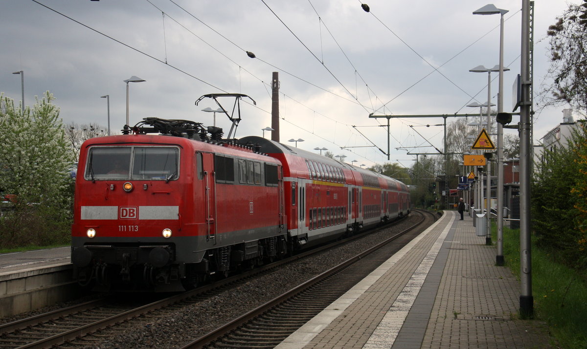 111 113 DB kommt mit dem RE4 von Aachen-Hbf nach Dortmund-Hbf  und kommt aus Richtung Aachen-Hbf,Aachen-Schanz,Aachen-West,Laurensberg,Richterich,Kohlscheid,Herzogenrath,Palenberg,Zweibrüggen,Frelenberg,Geilenkirchen,Süggerrath,Lindern,Brachelen,Hückelhoven-Baal,Baal und hält in Erkelenz und fährt dann weiter in Richtung Herrath,Beckrath,Wickrath,Rheydt-Hbf,Mönchengladbach-Hbf. Aufgenommen vom Bahnsteig 1 in Erkelenz.
Bei Sonne und Regenwolken am Nachmittag vom 1.4.2017.