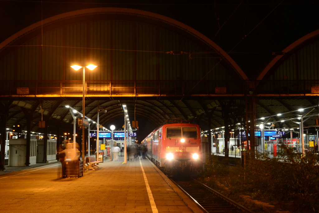 111 113 mit RE 10428 Dortmund Hbf - Aachen Hbf am 24.11.2016 in Mönchengladbach Hbf