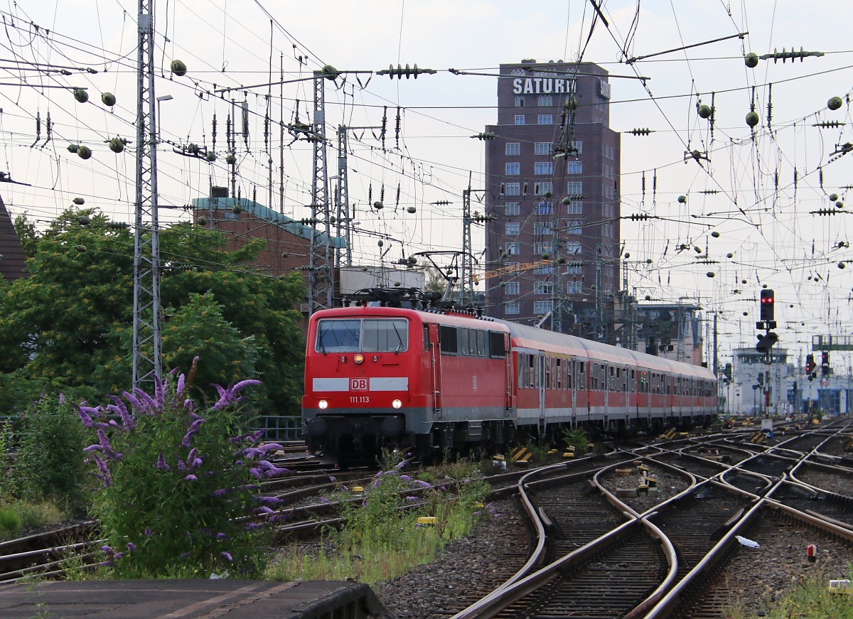 111 113 mit RE bei der Einfahrt nach Köln Hauptbahnhof. Aufgenommen am 14.07.2014.