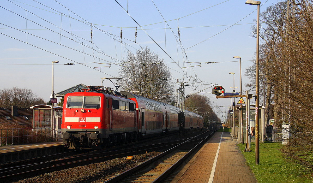 111 114 DB kommt die Kohlscheider-Rampe hoch aus Richtung Neuss,Herzogenrath mit mit dem RE4 aus Dortmund-Hbf nach Aachen-Hbf und fährt durch Kohlscheid in Richtung Richterich,Laurensberg,Aachen-West,Aachen-Schanz,Aachen-Hbf. 
Aufgenommen vom Bahnsteig 1 in Kohlscheid. 
Bei schönem Sonnenschein am Nachmittag vom 26.3.2017.