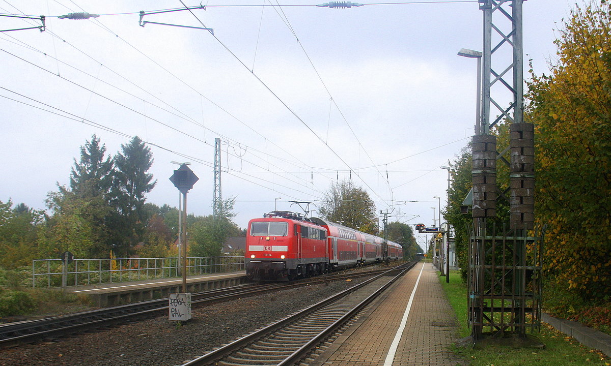 111 114 DB kommt die Kohlscheider-Rampe hoch aus Richtung Neuss,Herzogenrath mit  mit dem RE4 aus Dortmund-Hbf nach Aachen-Hbf und fährt durch Kohlscheid in Richtung Richterich,Laurensberg,Aachen-West,Aachen-Schanz,Aachen-Hbf. 
Aufgenommen vom Bahnsteig 1 in Kohlscheid.
Bei Sonne und Wolken am Mittag vom 28.10.2016.