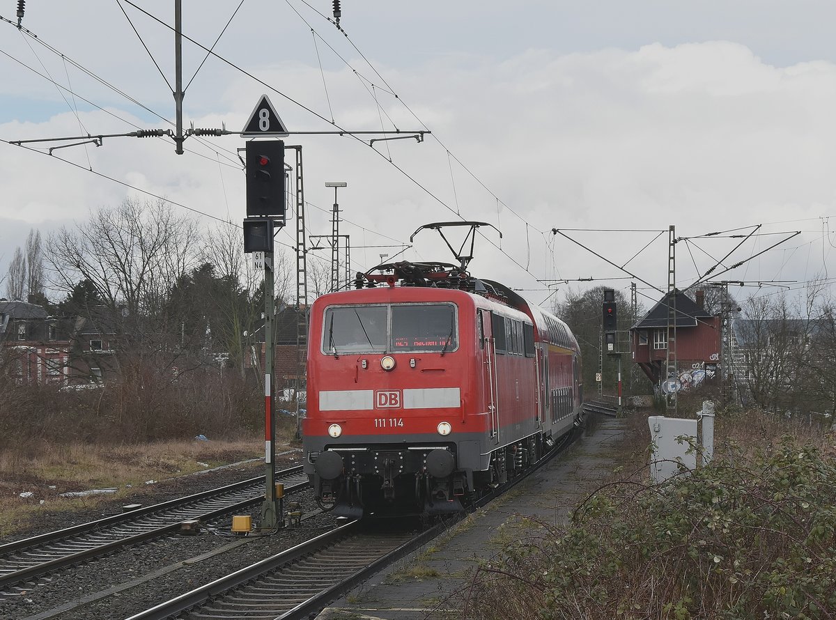 111 114 kommt mit einem RE4 am 11.2.2018 auf Gleis 3 in den Rheydter Hbf eingefahren.
