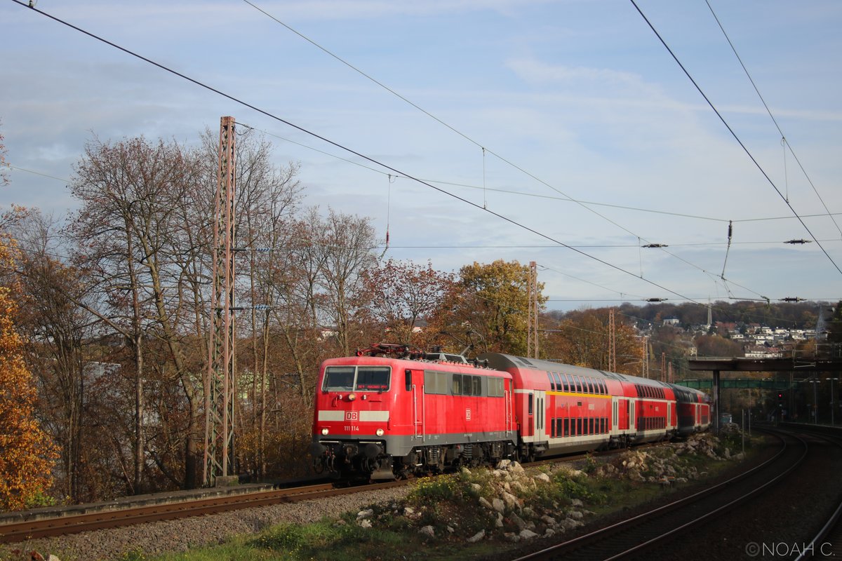 111 114 zieht hier den RE 10414 nach Aachen Hauptbahnhof am Haltepunkt Wuppetal Zoologischer Garten vorbei :P
W- Zoologischer Garten, 14.November 2020
