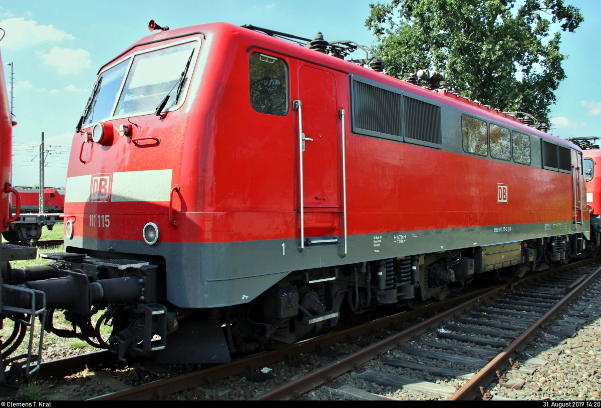 111 115-2 von DB Regio NRW steht während des Tags der offenen Tür im DB Werk Dessau (DB Fahrzeuginstandhaltung GmbH) anlässlich 90 Jahre Instandhaltung elektrischer Lokomotiven.
[31.8.2019 | 14:20 Uhr]