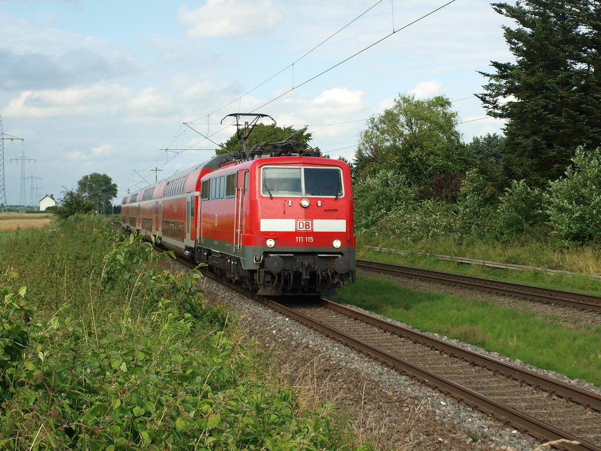 111 115 ist auch in Herrath mit einem RE4 nach Aachen unterwegs.
5.7.2016