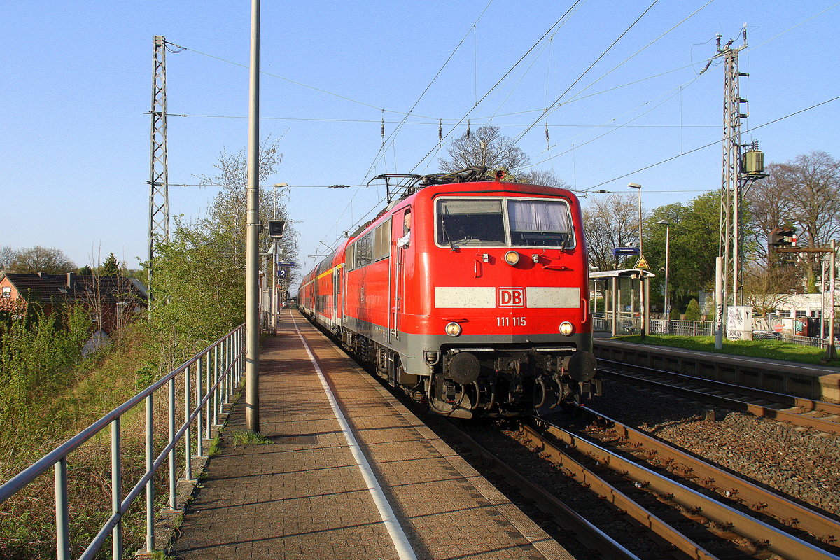 111 115 DB kommt die Kohlscheider-Rampe hoch aus Richtung Neuss,Herzogenrath mit mit dem RE4 aus Düsseldorf-Hbf nach Aachen-Hbf und fährt durch Kohlscheid in Richtung Richterich,Laurensberg,Aachen-West,Aachen-Schanz,Aachen-Hbf. 
Aufgenommen vom Bahnsteig 2 in Kohlscheid.
Bei schönem Frühlingswetter am Abend vom 9.4.2017.
