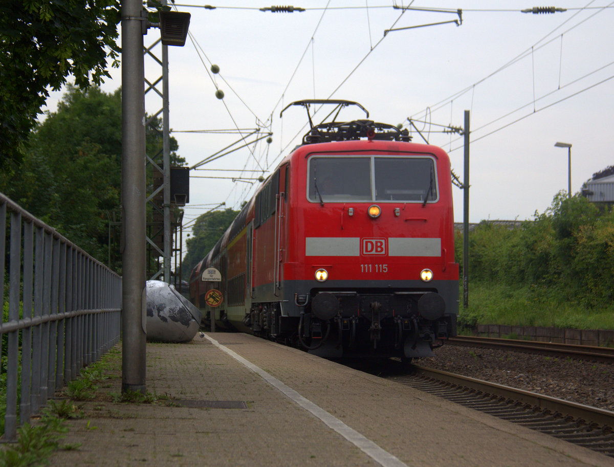 111 115 DB kommt die Kohlscheider-Rampe hoch aus Richtung Neuss,Herzogenrath mit einem RE4 Verstärkerzug aus Düsseldorf-Hbf nach Aachen-Hbf und hält in Kohlscheid und fährt dann weiter in Richtung Richterich,Laurensberg,Aachen-West,Aachen-Schanz,Aachen-Hbf. 
Aufgenommen vom Bahnsteig 2 in Kohlscheid.
Bei Sonne und Regenwolken am Nachmittag vom 11.6.2018.