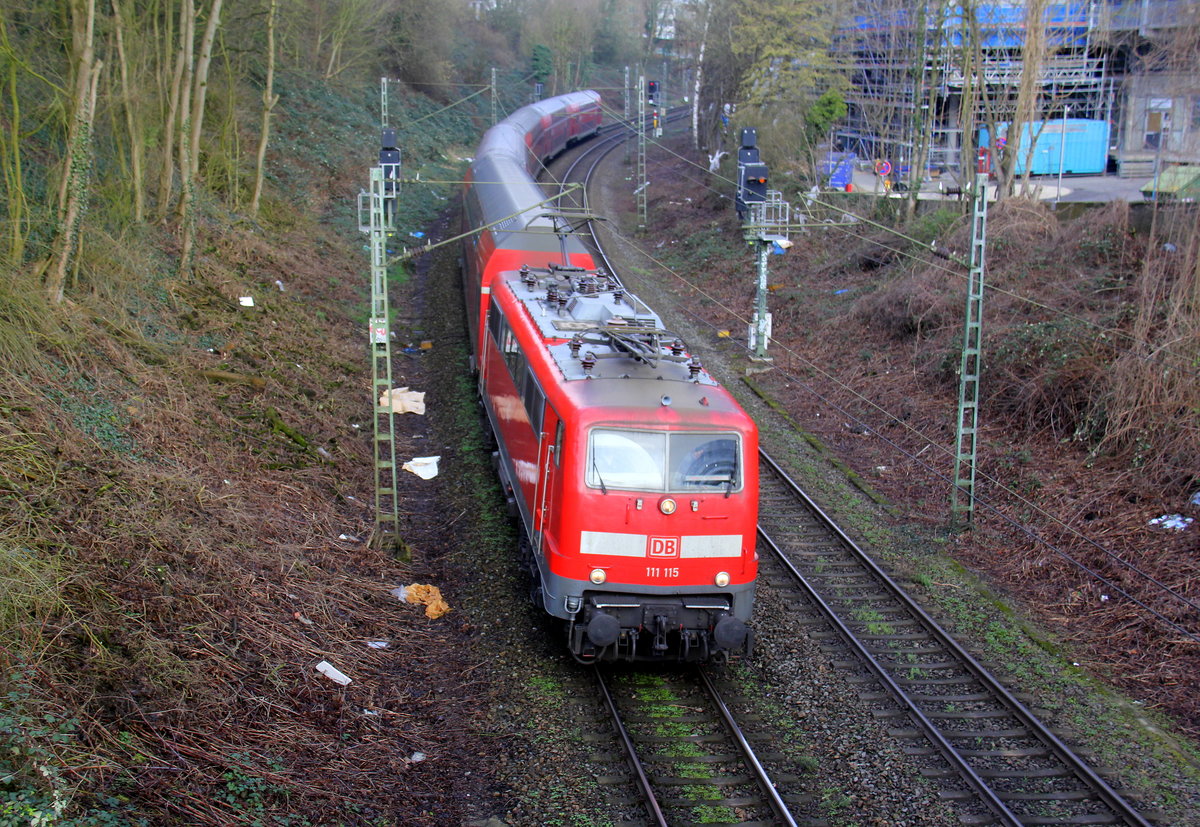 111 115 DB  kommt mit dem RE4 von Dortmund-HBf nach Aachen-Hbf und kommt aus Richtung Neuss-Hbf,Mönchengladbach-Hbf,Rheydt-Hbf,Wickrath,Beckrath,Herrath,Erkelenz,Baal,Hückelhoven-Baal,Brachelen,Lindern,Süggerath,Geilenkirchen,Frelenberg,Zweibrüggen,Übach-Palenberg,Rimburg,Finkenrath,Hofstadt,Herzogenrath, Kohlscheid,Richterich,Laurensberg,Aachen-West,Aachen-Schanz und fährt in Richtung Aachen-Hbf. 
Aufgenommen von einer Brücke von der Weberstraße in Aachen.
Am Morgen vom 18.3.2019.