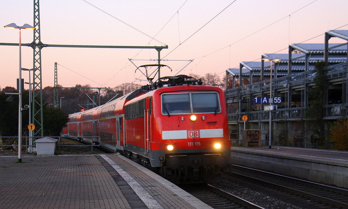 111 115 DB kommt mit dem RE4 Verstärkerzug von Düsseldorf-Hbf nach Aachen-Hbf und kommt aus Richtung Neuss-Hbf,Mönchengladbach-Hbf,Rheydt-Hbf,Wickrath,Beckrath,Herrath,Erkelenz,Baal,Hückelhoven-Baal,Brachelen,Lindern,Süggerrath,Geilenkirchen,Frelenberg,Zweibrüggen,Übach-Palenberg,Rimburg,Finkenrath,Hofstadt und fährt in Herzogenrath ein und hält in Herzogenrath und fährt dann weiter in Richtung Kohlscheid,Richterich,Laurensberg,Aachen-West,Aachen-Schanz,Aachen-Hbf. 
Aufgenommen am Bahnhof von Herzogenrath.
Bei schönem Sonnenschein am Kalten Nachmittag vom 28.11.2016.