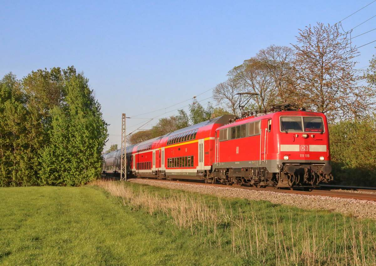 111 115 der Deutschen Bahn AG war am 21. April 2020 mit dem Regionalexpress 10456 von Düsseldorf Hauptbahnhof nach Aachen Hauptbahnhof unterwegs, hier am Ortseingang der Stadt Erkelenz.