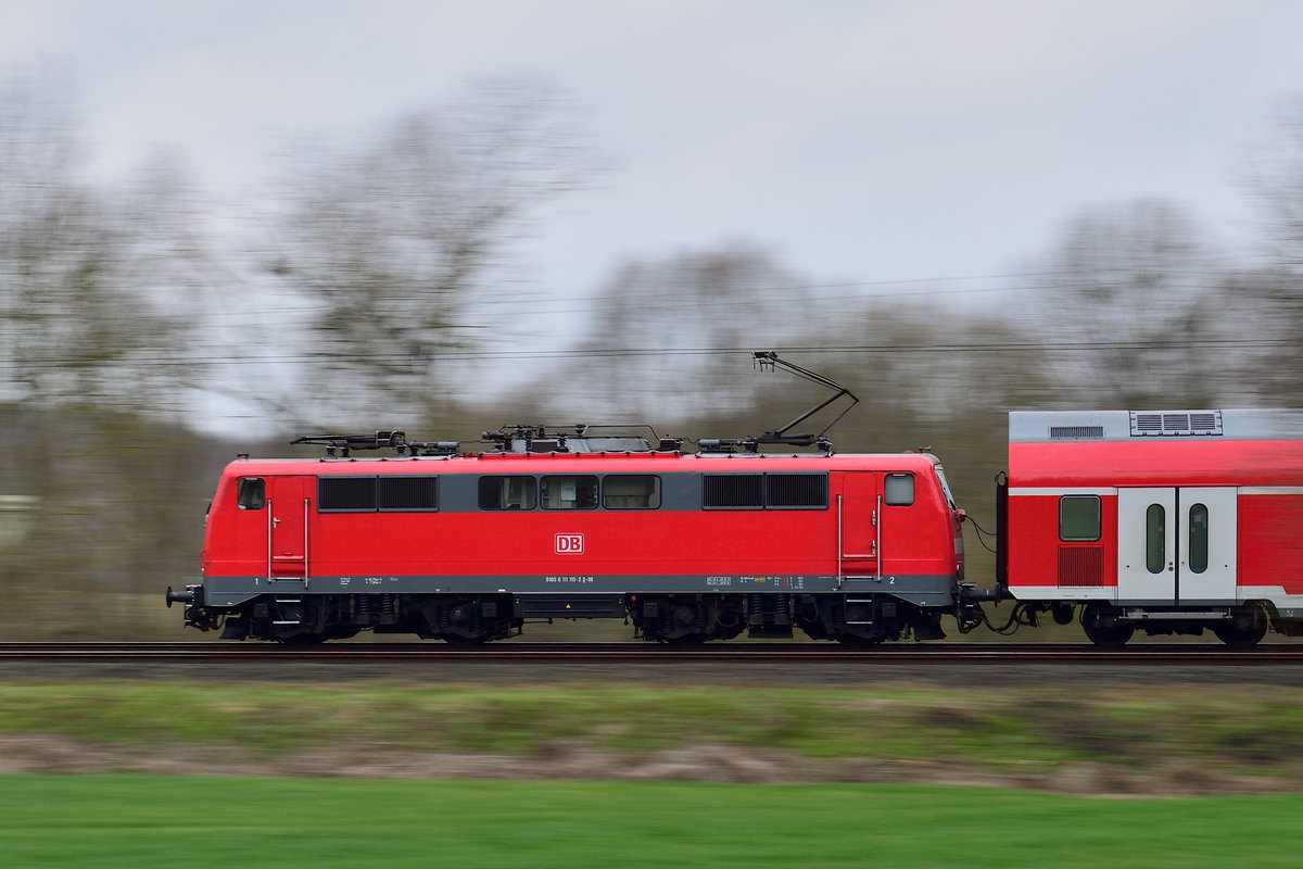 111 115 Mitzieher auf die  Breitseite  RE 4 Aachen - Dortmund (Wupper- Express)auf der KBS 485 am 27.3.2018