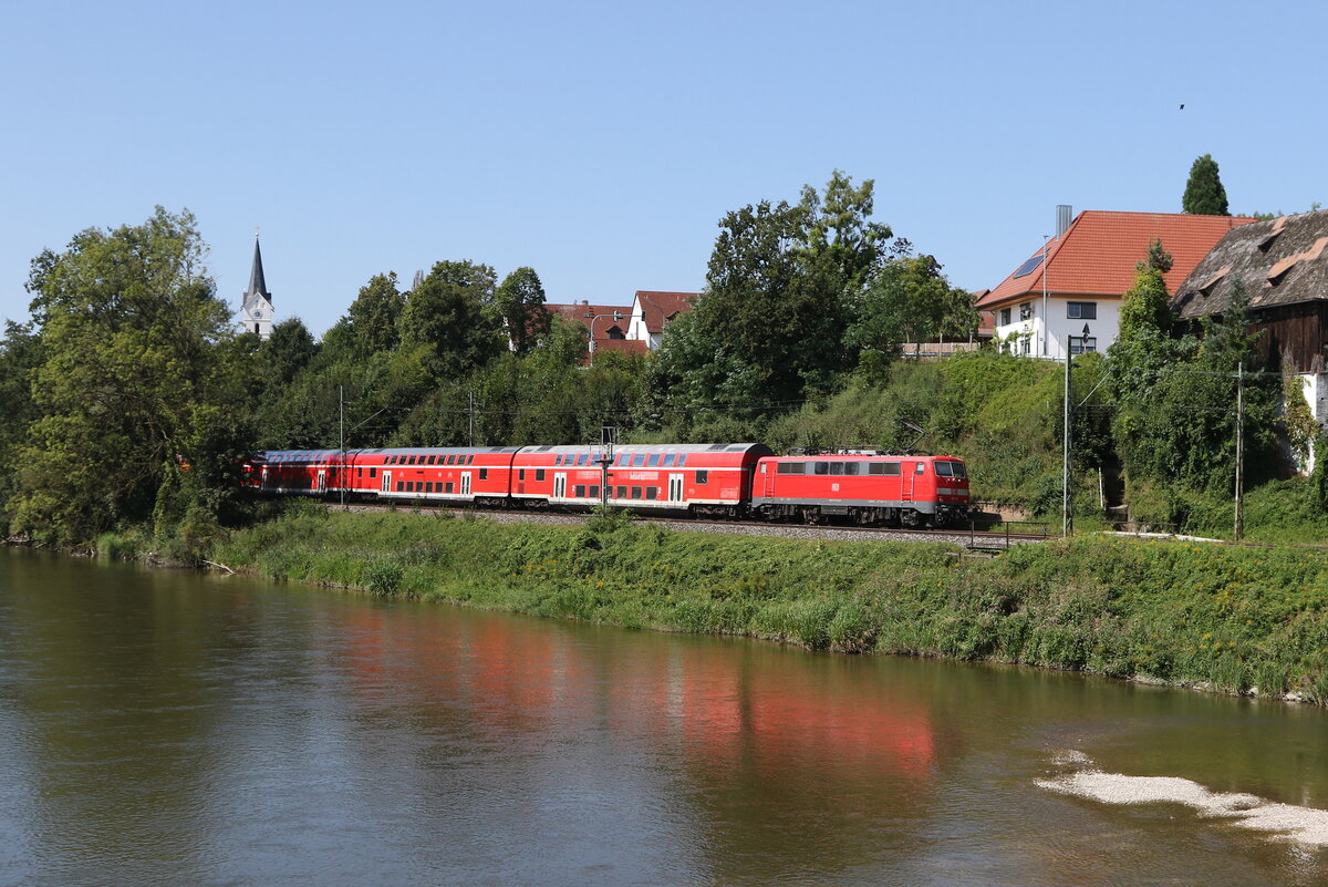 111 115 war am 24. August 2024 bei Volkmannsdorf schiebend in Richtung München unterwegs.