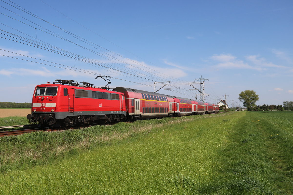 111 115 zieht ihren RE4 von Neuss nach Aachen durch die ländlich geprägte Region zwischen Mönchengladbach und Erklenz im Frühjahr 2019