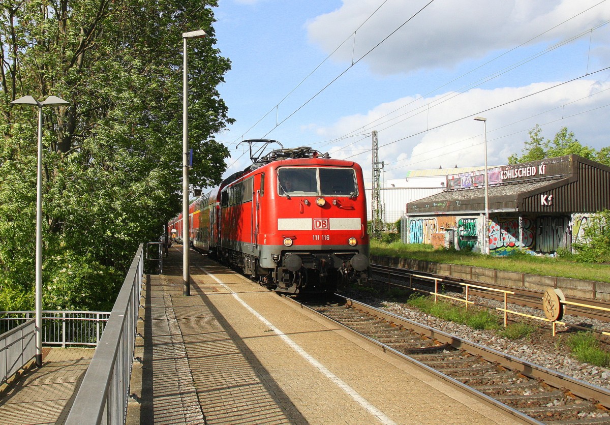 111 116 DB kommt die Kohlscheider-Rampe hoch aus Richtung Neuss,Herzogenrath mit dem RE4 aus Dortmund-Hbf-Aachen-Hbf und fährt durch Kohlscheid in Richtung Richterich,Laurensberg,Aachen-West. Bei Sonne und Wolken am Abend vom 7.5.2014.