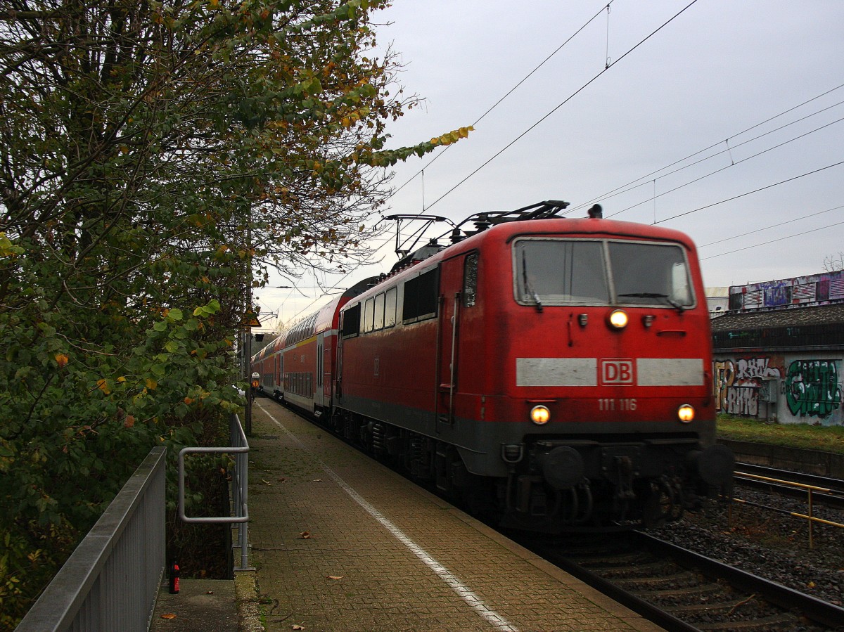 111 116 DB kommt die Kohlscheider-Rampe hoch aus Richtung Neuss,Herzogenrath mit dem RE4 aus Dortmund-Hbf-Aachen-Hbf und fährt durch Kohlscheid in Richtung Richterich,Laurensberg,Aachen-West bei Sonne und Regenwolken am Morgen vom 11.11.2014.
