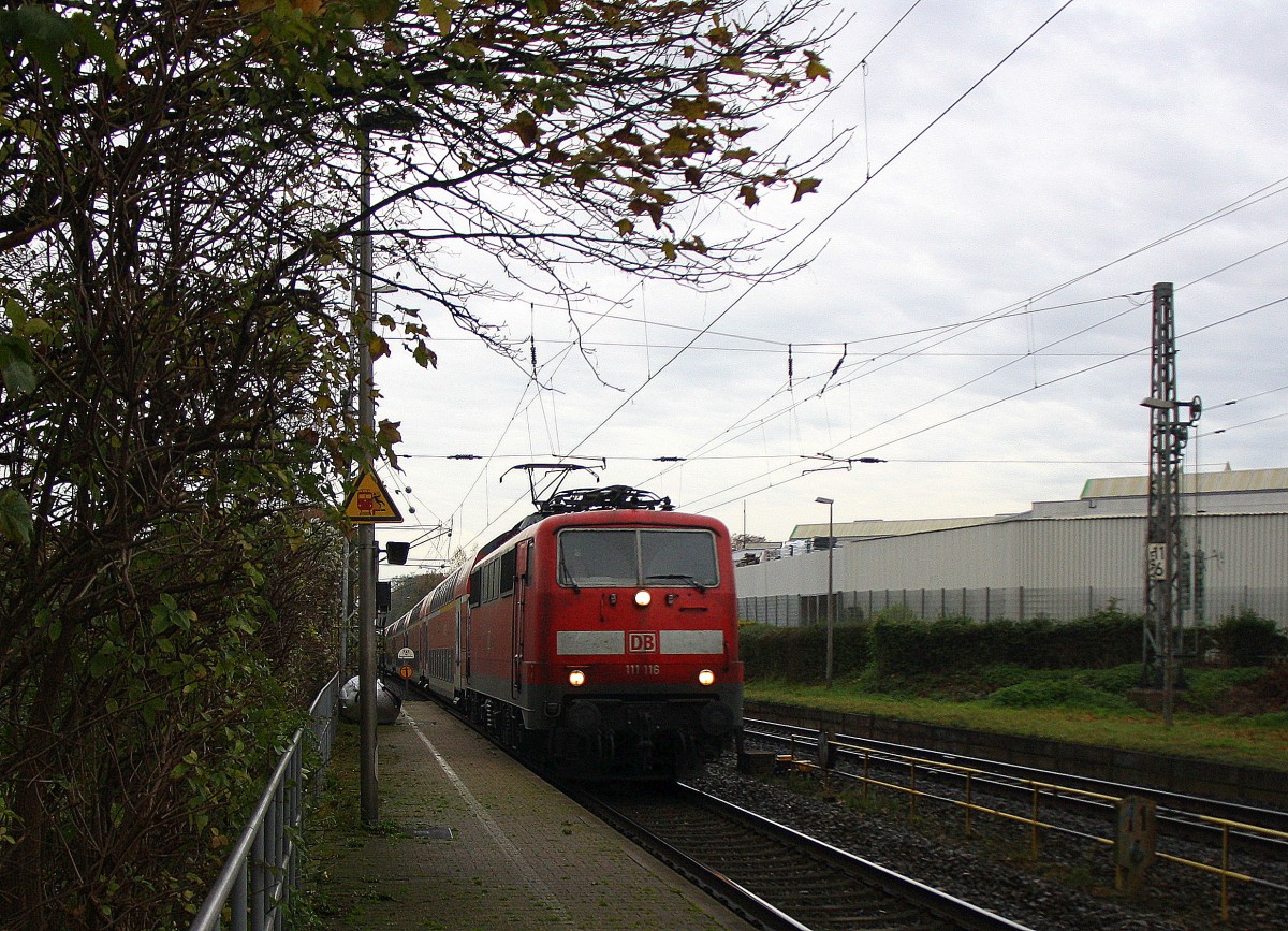111 116 DB kommt die Kohlscheider-Rampe hoch aus Richtung Neuss,Herzogenrath mit dem RE4 aus Dortmund-Hbf-Aachen-Hbf und fährt durch Kohlscheid in Richtung Richterich,Laurensberg,Aachen-West.
Bei Regenwolken am Morgen vom 12.11.2014.