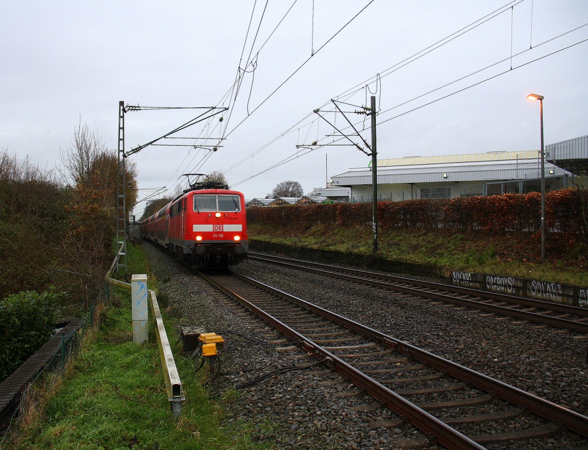 111 116 DB  kommt die Kohlscheider-Rampe hoch aus Richtung Neuss,Herzogenrath mit dem RE4 aus Dortmund-Hbf nach Aachen-Hbf und fährt durch Kohlscheid in Richtung Richterich,Laurensberg,Aachen-West.
Bei Regenwolken und Wind am Morgen vom 30.11.2015.