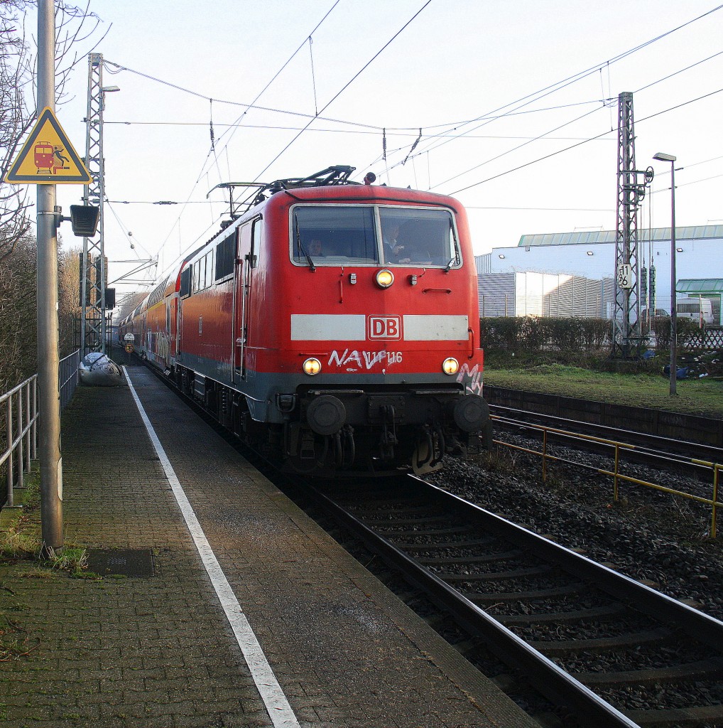 111 116 DB  kommt die Kohlscheider-Rampe hoch aus Richtung Neuss,Herzogenrath mit dem RE4 aus Dortmund-Hbf nach Aachen-Hbf und hält in Kohlscheid und fährt dann weiter in Richtung Richterich,Laurensberg,Aachen-West,Aachen-Schanz,Aachen-Hbf. Aufgenommen vom Bahnsteig 2 in Kohlscheid. 
Bei schönem Winterwetter am Eiskalten Morgen vom 24.2.2016.