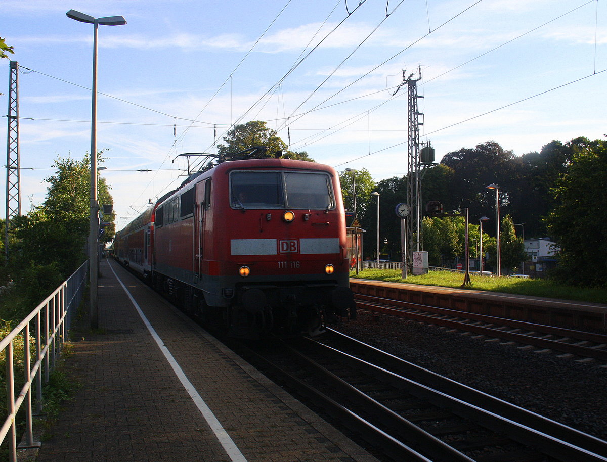 111 116 DB  kommt die Kohlscheider-Rampe hoch aus Richtung Neuss,Herzogenrath mit dem RE4 aus Dortmund-Hbf nach Aachen-Hbf und fährt durch Kohlscheid in Richtung Richterich,Laurensberg,Aachen-West. 
Aufgenommen von Bahnsteig 2 in Kohlscheid. 
An einem schönem Sommermorgen vom 26.8.2016.