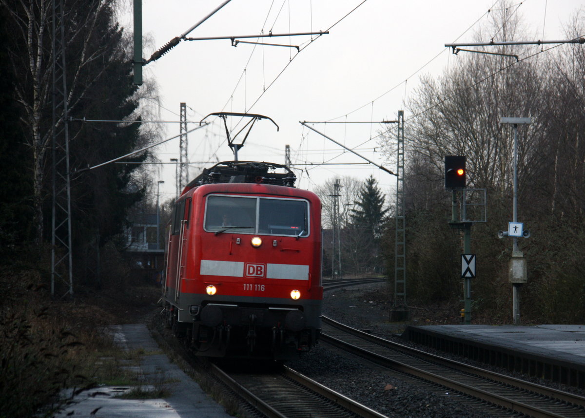 111 116 DB kommt mit dem RE4 Verstärkerzug von Düsseldorf-Hbf nach Aachen-Hbf und kommt aus Richtung Neuss-Hbf,Mönchengladbach-Hbf,Rheydt-Hbf,Wickrath,Beckrath,Herrath und fährt in Erkelenz ein und fährt dann weiter in Richtung Baal,Hückelhoven-Baal,Brachelen,Lindern,Süggerrath,Geilenkirchen,Frelenberg,Zweibrüggen,Übach-Palenberg,Rimburg,Finkenrath,Hofstadt,Herzogenrath, Kohlscheid,Richterich,Laurensberg,Aachen-West,Aachen-Schanz,Aachen-Hbf. 
Aufgenommen vom Bahnsteig 1 in Erkelenz.
Bei Sonne und Wolken am Nachmittag vom 6.3.2017. 