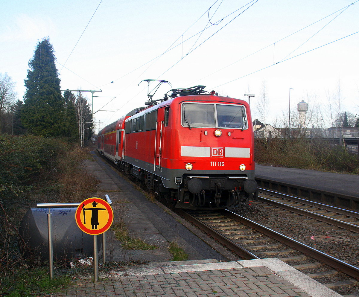 111 116 DB kommt mit dem RE4 Verstärkerzug von Düsseldorf-Hbf nach Aachen-Hbf und kommt aus Richtung Neuss-Hbf,Mönchengladbach-Hbf,Rheydt-Hbf,Wickrath,Beckrath,Herrath und fährt in Erkelenz ein und fährt dann weiter in Richtung Baal,Hückelhoven-Baal,Brachelen,Lindern,Süggerrath,Geilenkirchen,Frelenberg,Zweibrüggen,Übach-Palenberg,Rimburg,Finkenrath,Hofstadt,Herzogenrath, Kohlscheid,Richterich,Laurensberg,Aachen-West,Aachen-Schanz,Aachen-Hbf. 
Aufgenommen vom Bahnsteig 1 in Erkelenz. 
Bei Sonne und Wolken am Nachmittag vom 9.3.2017.