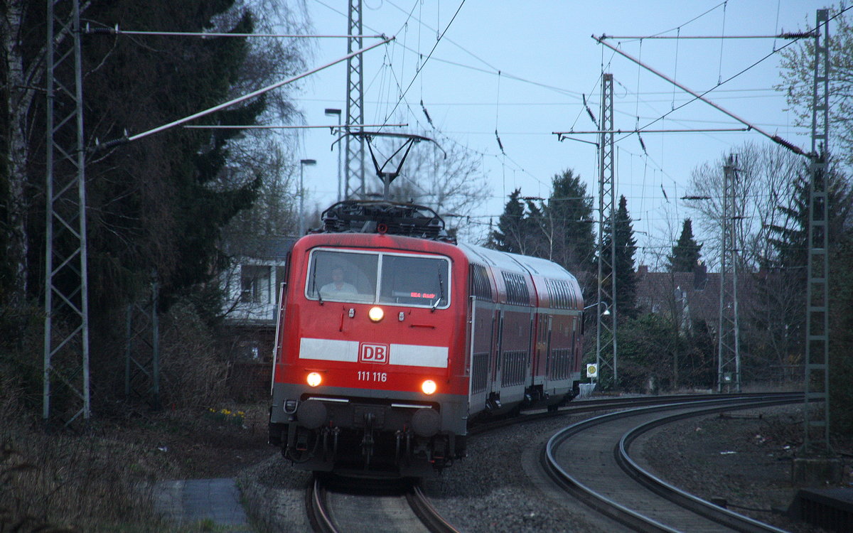 111 116 DB kommt mit dem RE4 Verstärkerzug von Düsseldorf-Hbf nach Aachen-Hbf und kommt aus Richtung Neuss-Hbf,Mönchengladbach-Hbf,Rheydt-Hbf,Wickrath,Beckrath,Herrath und fährt in Erkelenz ein und fährt dann weiter in Richtung Baal,Hückelhoven-Baal,Brachelen,Lindern,Süggerrath,Geilenkirchen,Frelenberg,Zweibrüggen,Übach-Palenberg,Rimburg,Finkenrath,Hofstadt,Herzogenrath, Kohlscheid,Richterich,Laurensberg,Aachen-West,Aachen-Schanz,Aachen-Hbf. 
Aufgenommen vom Bahnsteig 1 in Erkelenz. 
In der Abendstimmung am Abend vom 17.3.2017.