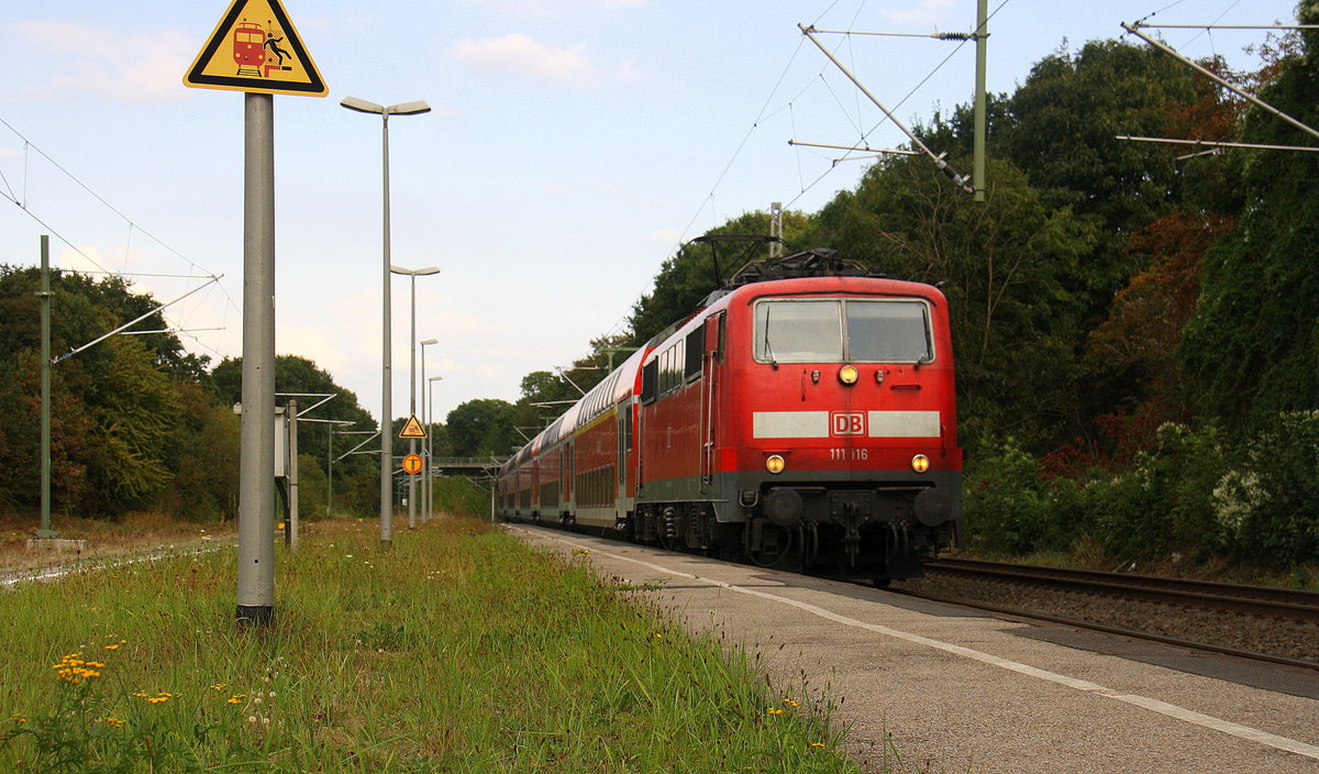 111 116 DB kommt mit dem RE4 von Dortmund-HBf nach Aachen-Hbf und kommt aus Richtung Neuss-Hbf,Mönchengladbach-Hbf,Rheydt-Hbf,Wickrath,Beckrath,Herrath,Erkelenz,Baal,Hückelhoven-Baal,Brachelen und fährt in Lindern ein und fährt dann weiter in Richtung Süggerrath,Geilenkirchen,Frelenberg,Zweibrüggen,Übach-Palenberg,Rimburg,Finkenrath,Hofstadt,Herzogenrath, Kohlscheid,Richterich,Laurensberg,Aachen-West,Aachen-Schanz,Aachen-Hbf. Aufgenommen vom Bahnsteig 2 in Lindern.
Am Nachmittag vom 23.9.2016.