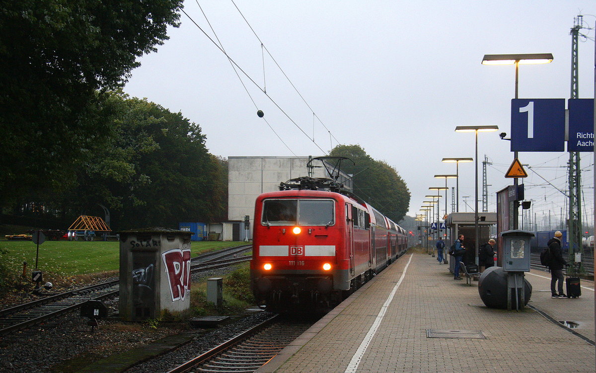 111 116 DB zieht den RE4 aus Dortmund-Hbf nach Aachen-Hbf und hält in Aachen-West und fährt in Richtung Aachen-Schanz,Aachen-Hbf. Aufgenommen vom Bahnsteig in Aachen-West. 
Bei Regenwetter am Abend vom 12.10.2016.