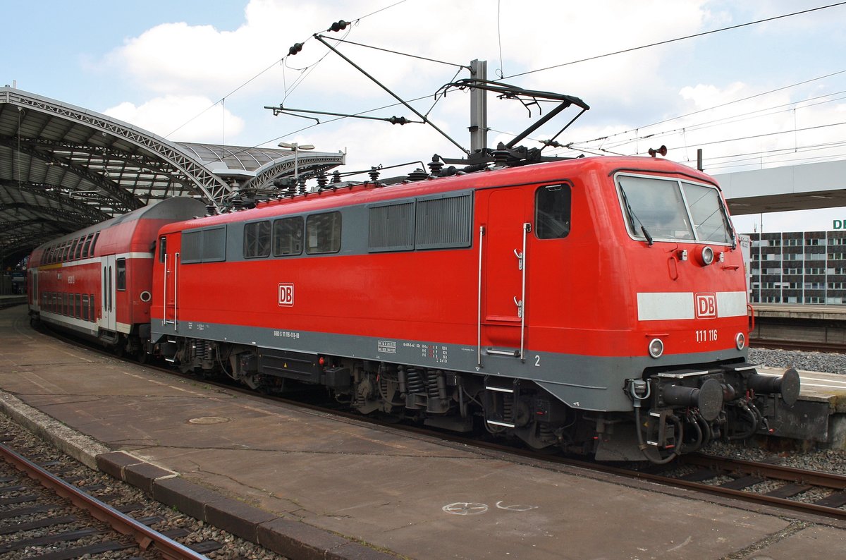 111 116 schiebt am 4.7.2017 den RE9 (RE10914)  Rhein-Sieg-Express  von Siegen nach Aachen Hauptbahnhof in den Kölner Hauptbahnhof. 