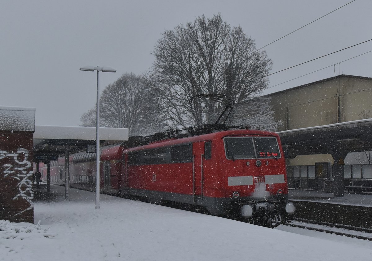 111 116 schiebt einen RE4 nach Dortmund am Sonntagmittag den 10.12.2017 aus dem Rheydter Hbf aus. Erstaunlicher Weise schneite es mal heftigst am Niederrhein, was ja immer direkt zu einem Chaos führt eigentlich, doch die Züge fuhren wenn auch einige verspätet wie dieser hier knapp zwanzig Minuten.