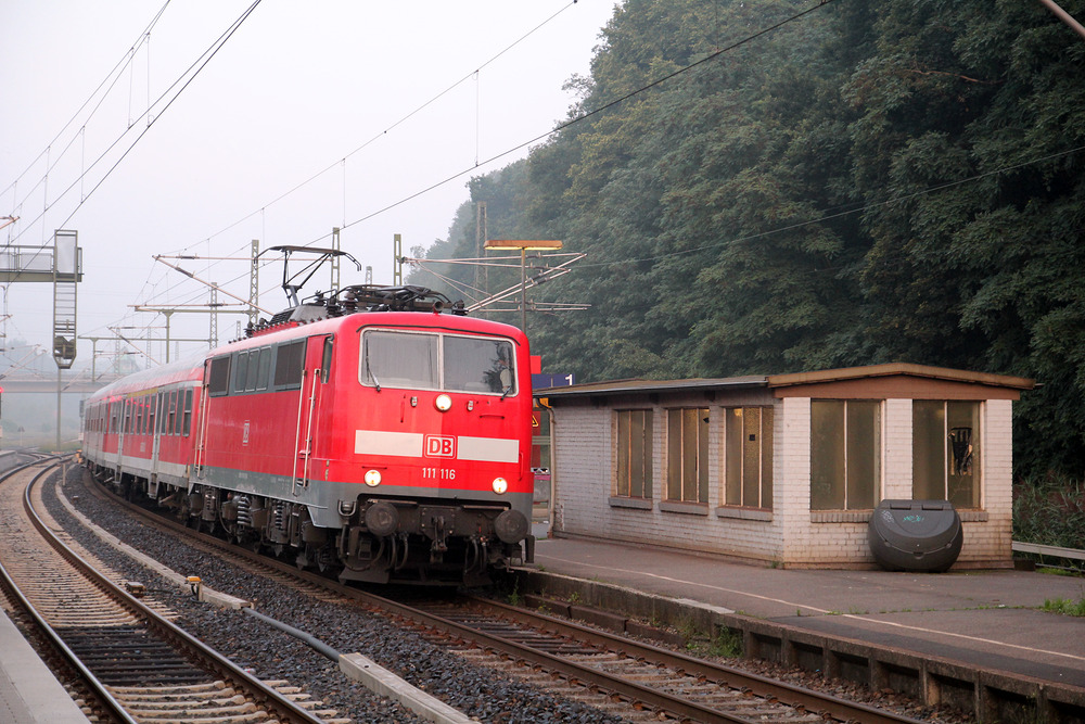 111 116 zu morgendlicher Stunde am 13. August 2015 im Stolberger Hauptbahnhof.