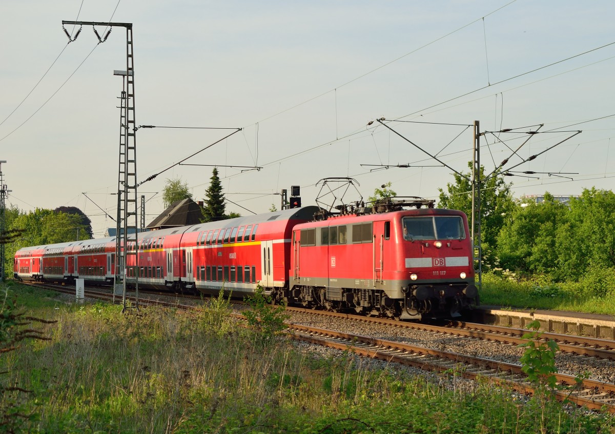 111 117 bei der Einfahrt in Rheydt Hbf mit einem RE4 nach Aachen Hbf. 5.5.2014