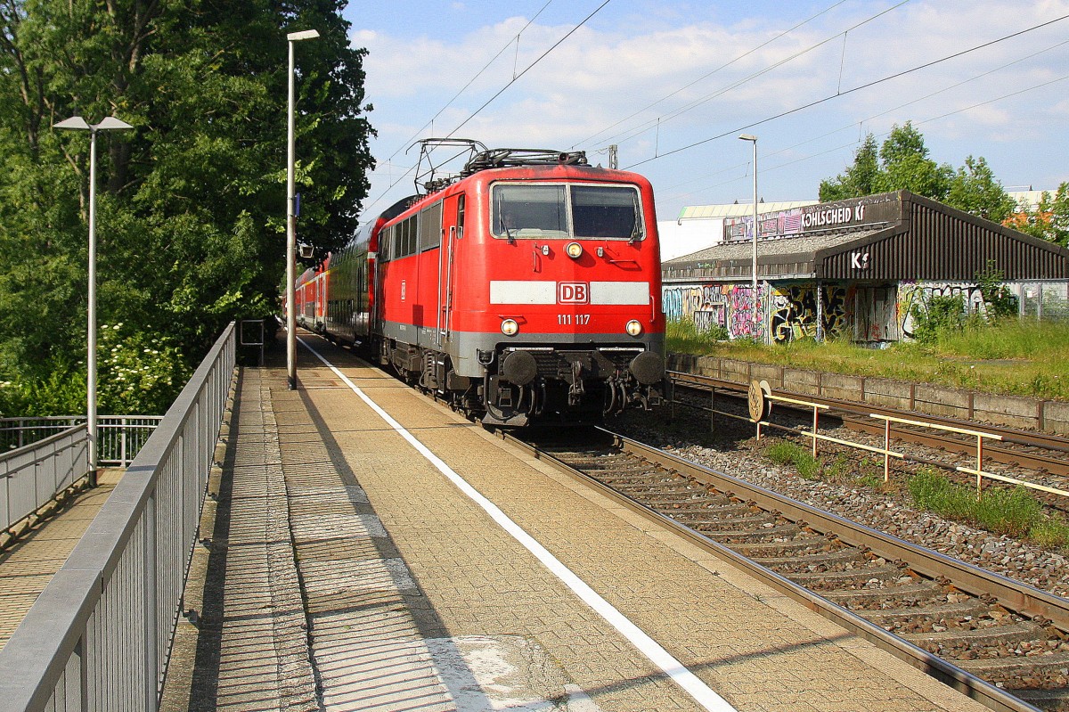 111 117 DB kommt die Kohlscheider-Rampe hoch aus Richtung Neuss,Herzogenrath mit dem RE4 aus Dortmund-Hbf-Aachen-Hbf und fährt durch Kohlscheid in Richtung Richterich,Laurensberg,Aachen-West. 
In der Abendsonne am Abend vom 10.6.2015.
