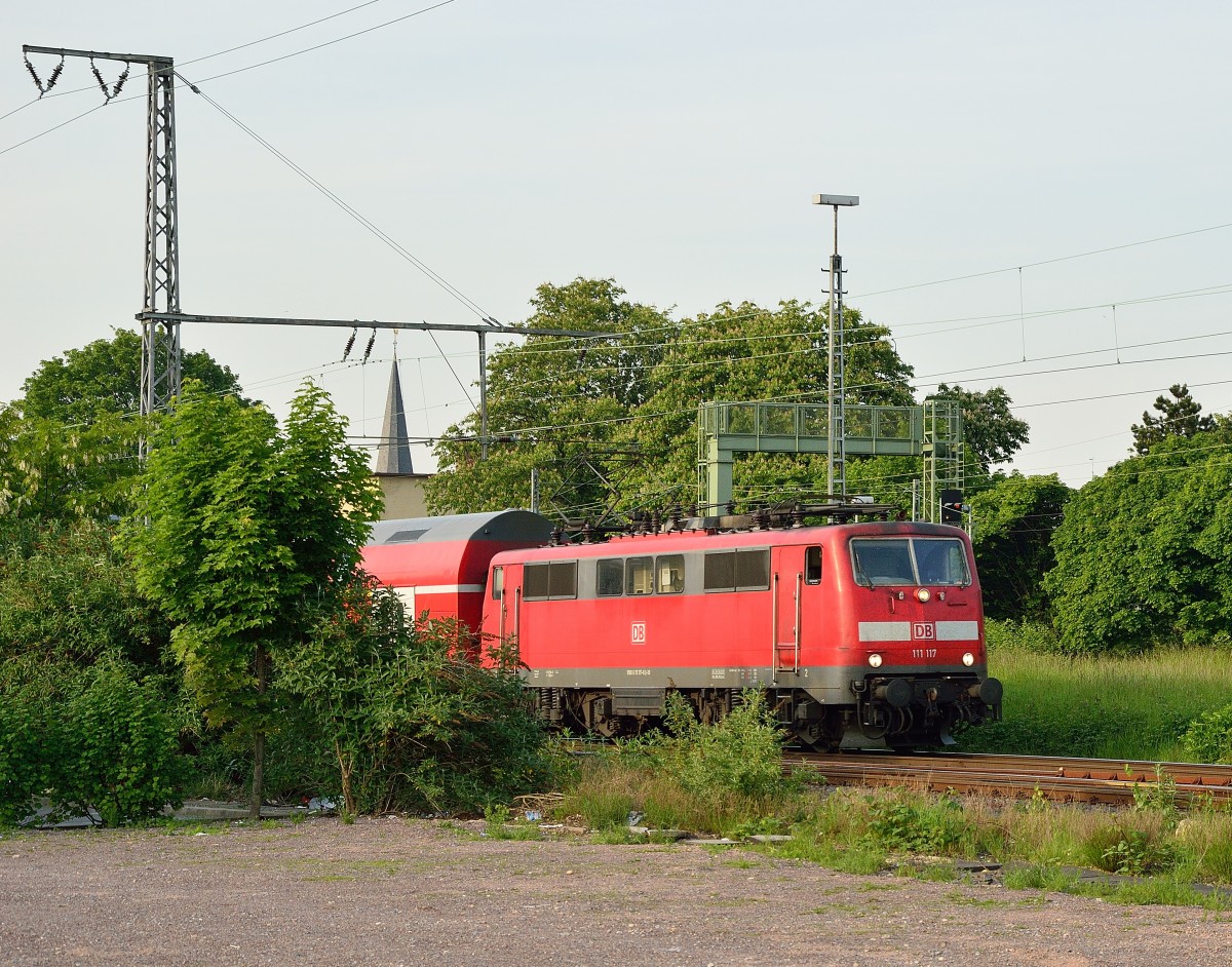 111 117 fährt aus Rheydt aus in Richtung Aachen mit einem RE4. 5.5.2014