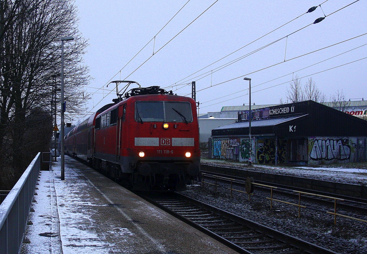 111 118-6 DB kommt bei Schnee die Kohlscheider-Rampe hoch aus Richtung Neuss,Herzogenrath mit einem RE4 aus Dortmund-Hbf-Aachen-Hbf und fährt durch Kohlscheid in Richtung Richterich,Laurensberg,Aachen-West. 
Am Kalten Morgen vom 4.2.2015.