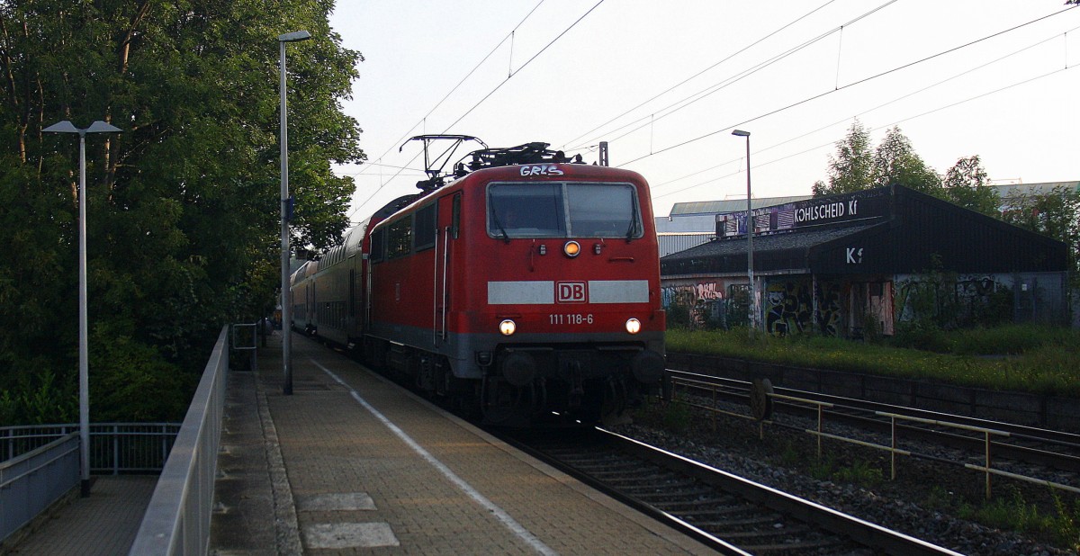 111 118-6 DB kommt die Kohlscheider-Rampe hoch aus Richtung Neuss,Herzogenrath mit dem RE4 aus Dortmund-Hbf-Aachen-Hbf und fährt durch Kohlscheid in Richtung Richterich,Laurensberg,Aachen-West bei schönem Sonnenschein am Morgen vom 5.9.2014.