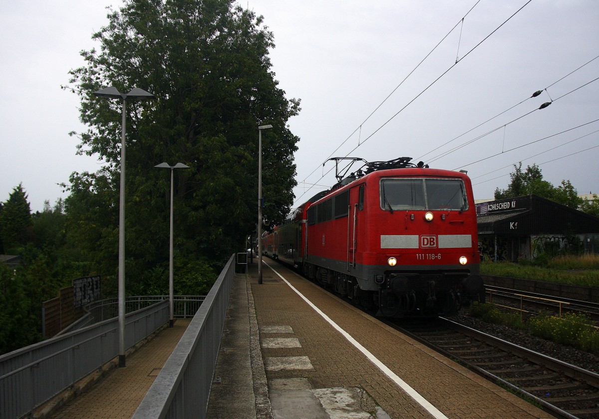 111 118-6 DB  kommt die Kohlscheider-Rampe hoch aus Richtung Neuss,Herzogenrath mit dem RE4 aus Dortmund-Hbf-Aachen-Hbf und fährt durch Kohlscheid in Richtung Richterich,Laurensberg,Aachen-West. 
Bei Regenwetter am Morgen vom 27.8.2015.