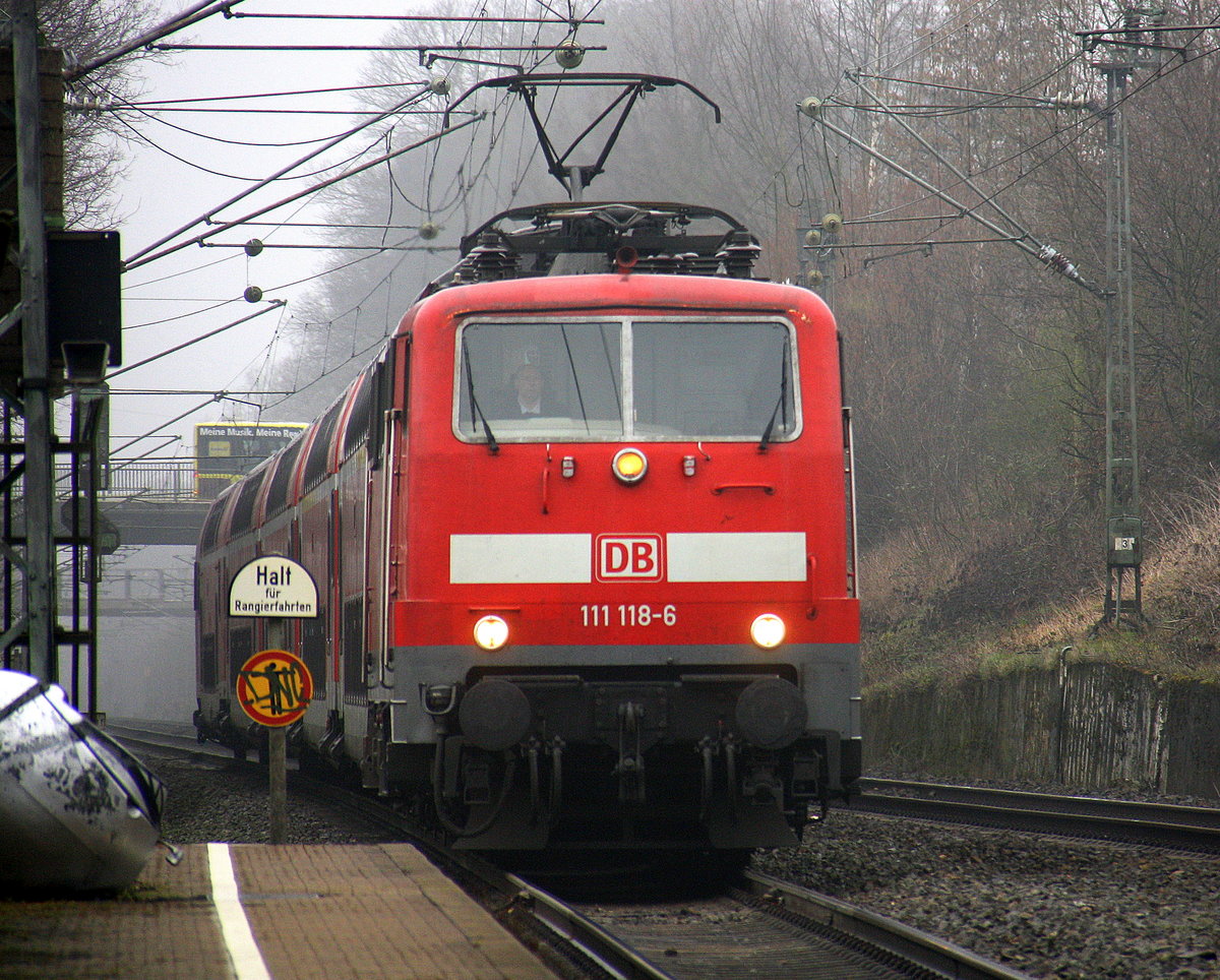 111 118-6 DB kommt die Kohlscheider-Rampe hoch aus Richtung Neuss,Herzogenrath mit dem RE4 aus Dortmund-Hbf nach Aachen-Hbf und hält in Kohlscheid und fährt dann weiter in Richtung Richterich,Laurensberg,Aachen-West,Aachen-Schanz,Aachen-Hbf. Aufgenommen vom Bahnsteig 2 in Kohlscheid. 
Bei Regenwolken am Morgen vom 24.3.2016.