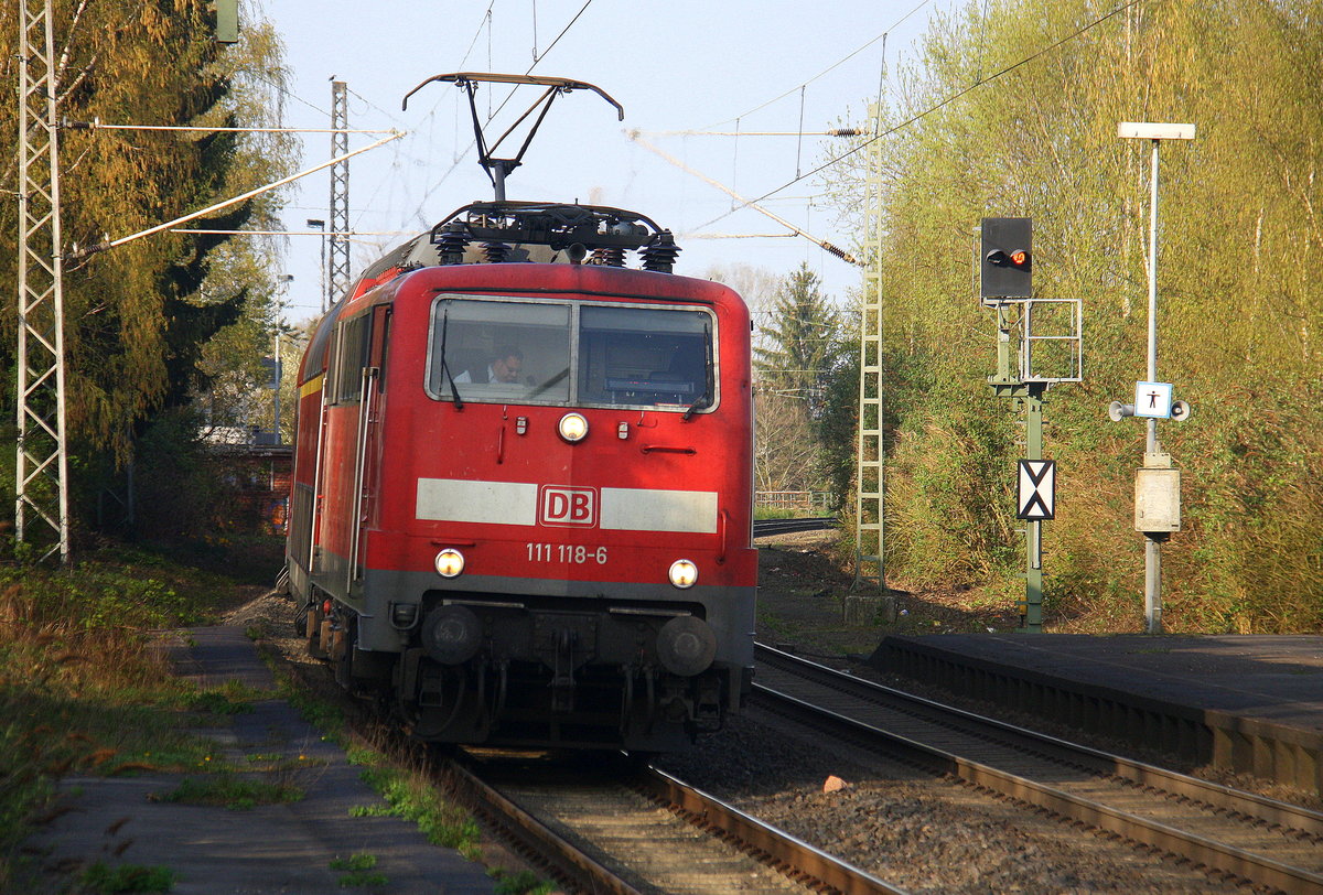 111 118-6 DB  kommt mit dem RE4 von Dortmund-HBf nach Aachen-Hbf und kommt aus Richtung Neuss-Hbf,Mönchengladbach-Hbf,Rheydt-Hbf,Wickrath,Beckrath,Herrath und fährt in Erkelenz ein und fährt dann weiter in Richtung Baal,Hückelhoven-Baal,Brachelen,Lindern,Süggerrath,Geilenkirchen,Frelenberg,Zweibrüggen,Übach-Palenberg,Rimburg,Finkenrath,Hofstadt,Herzogenrath, Kohlscheid,Richterich,Laurensberg,Aachen-West,Aachen-Schanz,Aachen-Hbf. Aufgenommen vom Bahnsteig 1 in Erkelenz. 
Bei schönem Frühlingswetter am Abend vom 3.4.2017.