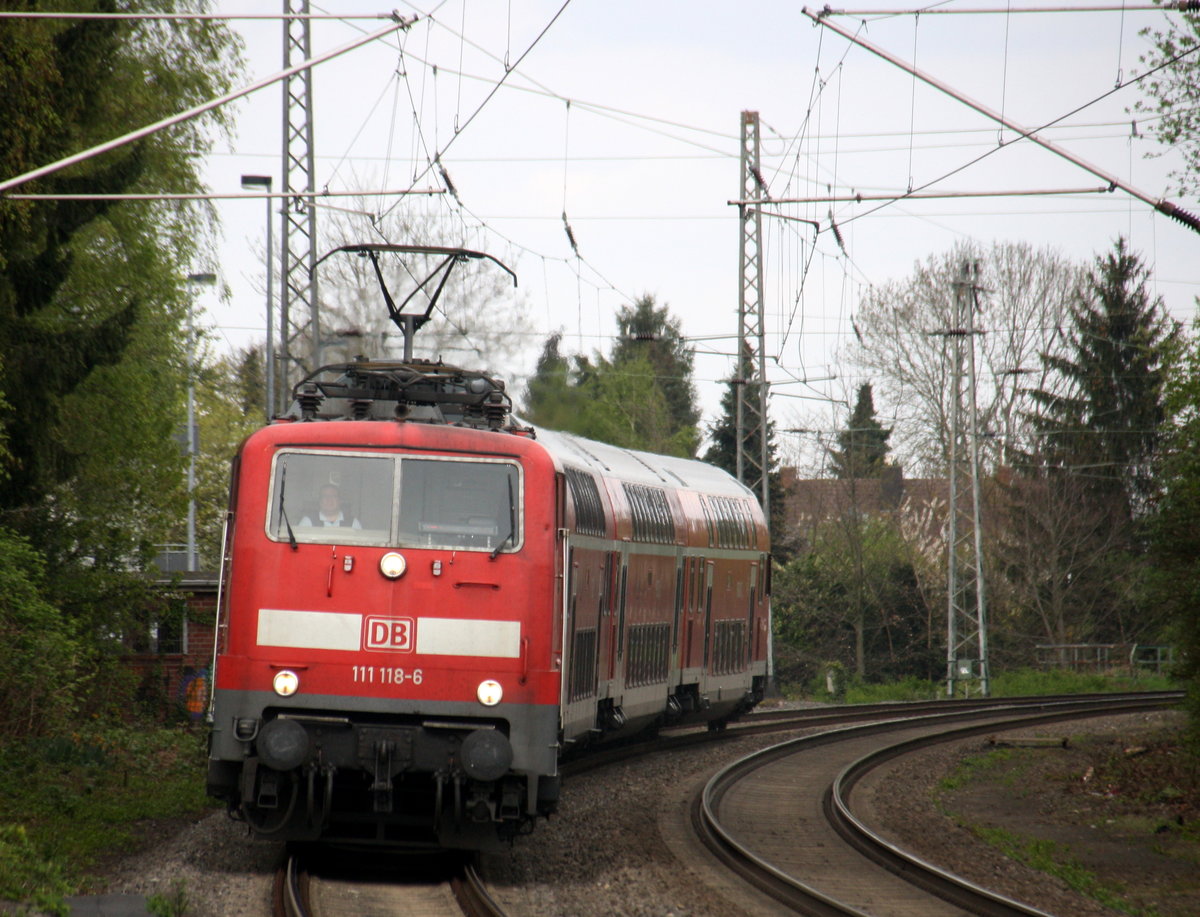 111 118-6 DB kommt mit einem  Verstärkerzug von Düsseldorf-Hbf nach Aachen-Hbf und kommt aus Richtung Neuss-Hbf,Mönchengladbach-Hbf,Rheydt-Hbf,Wickrath,Beckrath,Herrath und fährt in Erkelenz ein und fährt dann weiter in Richtung Baal,Hückelhoven-Baal,Brachelen,Lindern,Süggerrath,Geilenkirchen,Frelenberg,Zweibrüggen,Übach-Palenberg,Rimburg,Finkenrath,Hofstadt,Herzogenrath, Kohlscheid,Richterich,Laurensberg,Aachen-West,Aachen-Schanz,Aachen-Hbf. Aufgenommen vom Bahnsteig 1 in Erkelenz. Bei schönem Sonnenschein und Wolken am Nachmittag vom 13.4.2017.