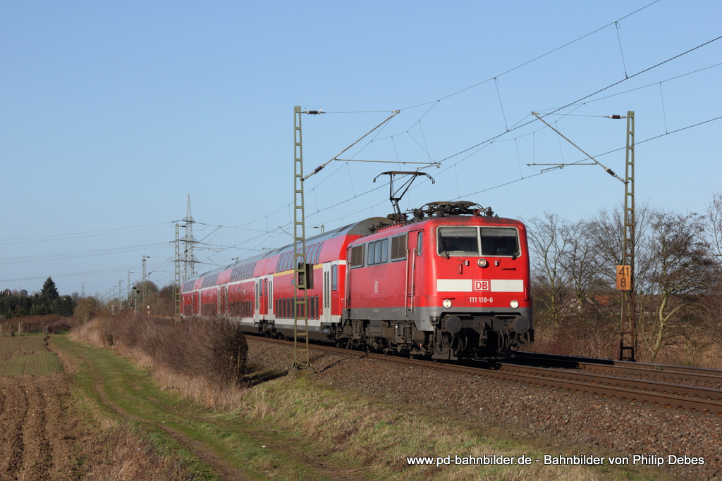 111 118-6 (DB Regio) mit dem RE7 in Richtung Rheine in Meerbusch Osterath, 2. Februar 2014