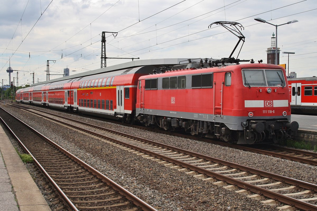 111 118-6 steht am 3.7.2017 mit dem RE1 (RE10170)  Nordrhein-Westfalen-Express  von Köln Messe/Deutz nach Aachen Hauptbahnhof in Köln Messe/Deutz bereit. 