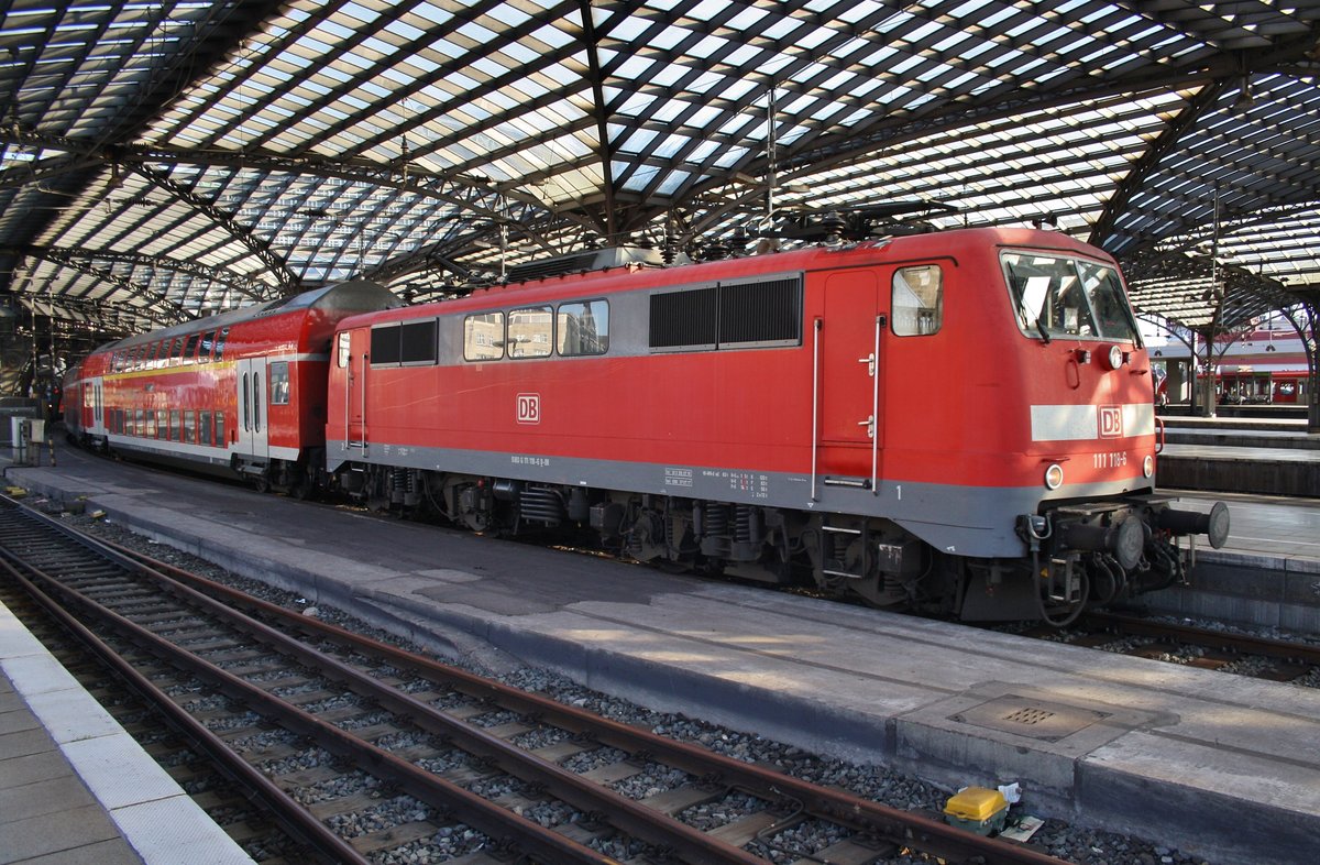 111 118-6 steht am Morgen des 3.7.2017 mit dem RE1 (RE10163)  Nordrhein-Westfalen-Express  von Geilenkirchen nach Köln Messe/Deutz im Kölner Hauptbahnhof.
