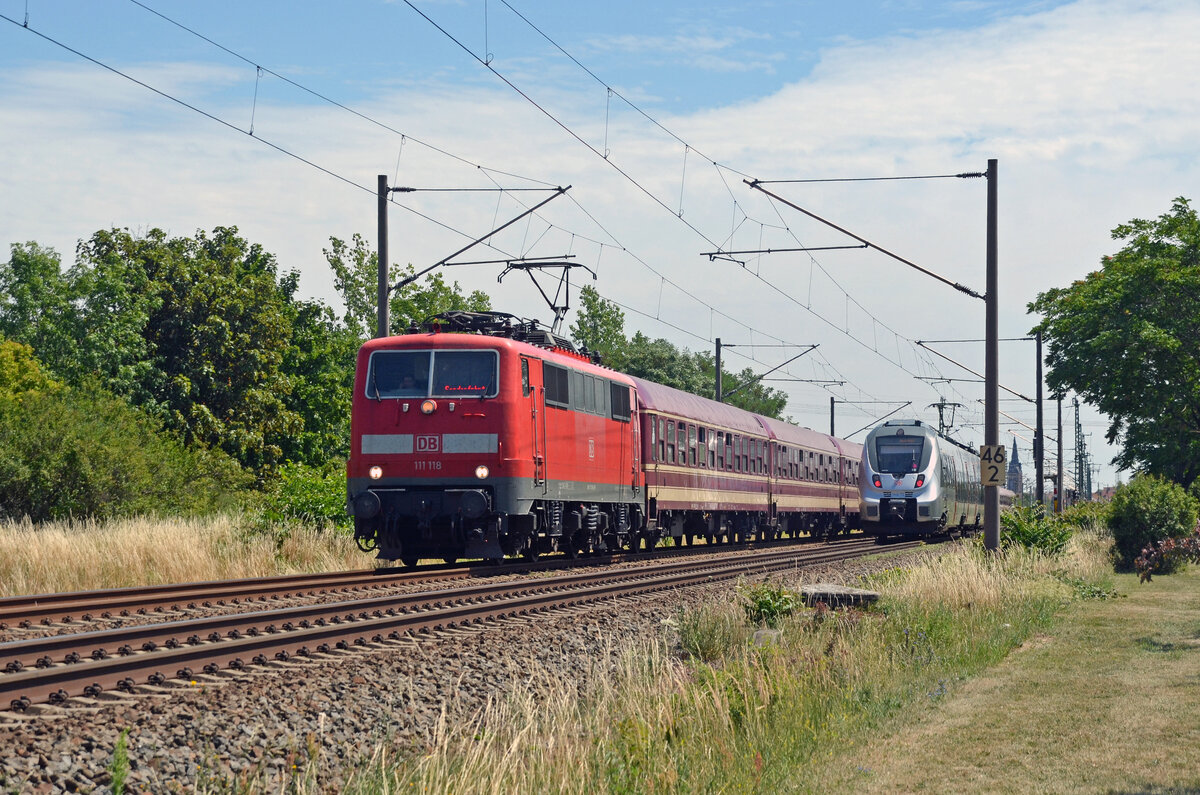 111 118 beförderte am 17.07.22 einen Smartrail-Sonderzug von Leipzig nach Hamburg. Hier passiert der Zug auf seiner Fahrt Richtung Dessau Greppin.