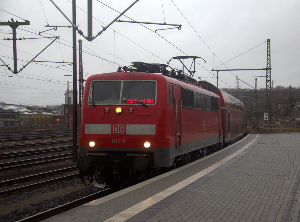 111 118 DB kommt mit dem RE4 von Dortmund-Hbf nach Herzogenrath und kommt aus Richtung Neuss-Hbf,Mönchengladbach-Hbf,Rheydt-Hbf,Wickrath,Beckrath,Herrath,Erkelenz,Baal,Hückelhoven-Baal,Brachelen,Lindern,Süggerath,Geilenkirchen,Frelenberg,Zweibrüggen,Übach-Palenberg,Rimburg,Finkenrath,Hofstadt und fährt in Herzogenrath ein.
Aufgenommen am Bahnhof von Herzogenrath.
Am Mittag vom 3.1.2020.